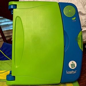 Leap Frog LeapPad Learning System with carrying case and 7 books & cartridges!🐸